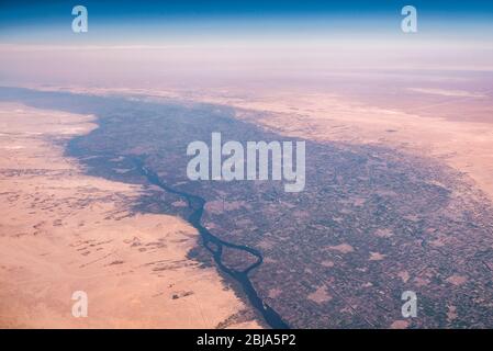 Luftflugzeug Ansicht des Nilflußtals und der umgebenden Sahara Wüste in Ägypten Stockfoto