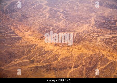 Luftflugzeug Ansicht der kargen Sahara Wüstenlandschaft in Ägypten mit getrockneten alten Flussbetten Stockfoto