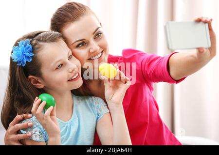 Mutter und Tochter unter selfie zu Ostern Stockfoto