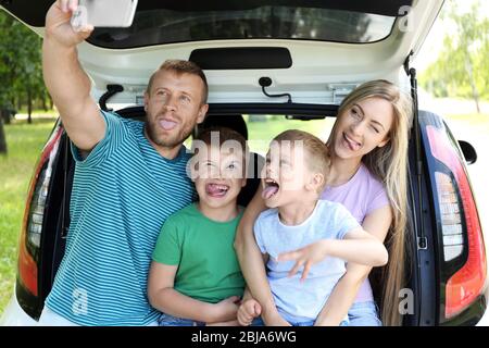 Schöne Familie, die Selfie nimmt Stockfoto
