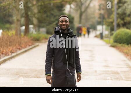 Schöner Mann posiert für Kamera auf Park Road Stockfoto