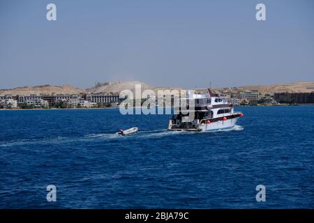 Hurghada / Ägypten - 21. Mai 2019: Boote, die Touristen zum Schnorcheln und Tauchen in der Nähe der Insel Giftun im Roten Meer, Hurghada, Ägypten Stockfoto