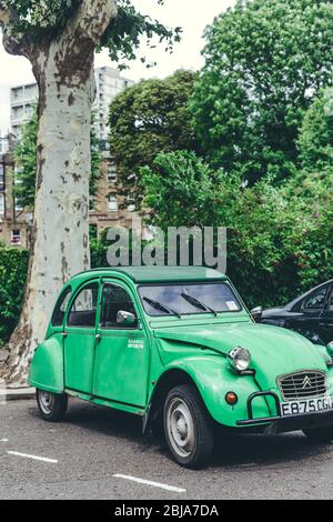 London/UK-30/7/18:Green Citroën 2CV Spécial parkte auf einer Straße in London. Der Citroën 2CV ist ein luftgekühltes Economy-Auto mit Frontmotor und Frontantrieb Stockfoto