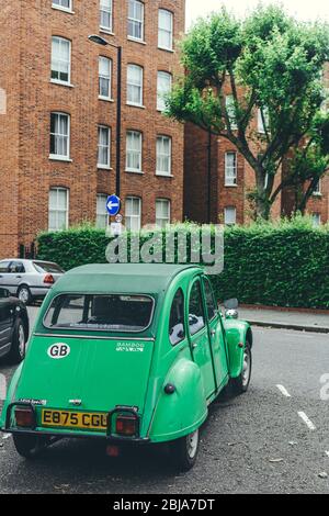 London/UK-30/7/18:Green Citroën 2CV Spécial parkte auf einer Straße in London. Der Citroën 2CV ist ein luftgekühltes Economy-Auto mit Frontmotor und Frontantrieb Stockfoto