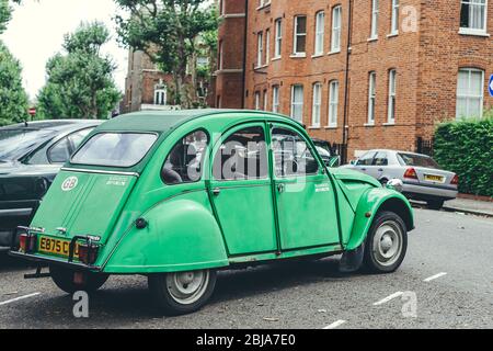 London/UK-30/7/18:Green Citroën 2CV Spécial parkte auf einer Straße in London. Der Citroën 2CV ist ein luftgekühltes Economy-Auto mit Frontmotor und Frontantrieb Stockfoto