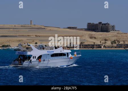 Hurghada / Ägypten - 21. Mai 2019: Boote, die Touristen zum Schnorcheln und Tauchen in der Nähe der Insel Giftun im Roten Meer, Hurghada, Ägypten Stockfoto