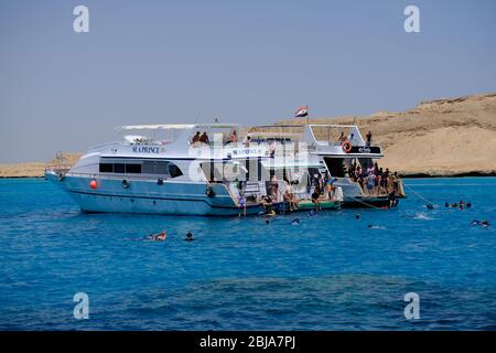 Hurghada / Ägypten - 21. Mai 2019: Boote, die Touristen zum Schnorcheln und Tauchen in der Nähe der Insel Giftun im Roten Meer, Hurghada, Ägypten Stockfoto