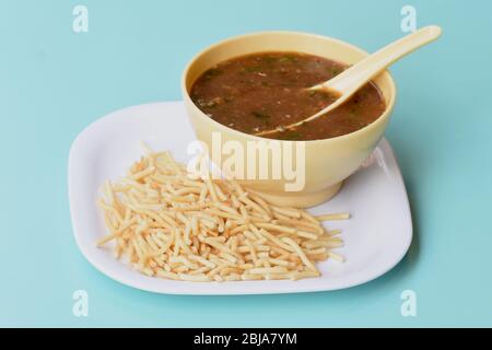 Gemüsesuppe, Gemüse-Manchow-Suppe, chinesisch-indische vegetarische Manchow-Suppe Stockfoto