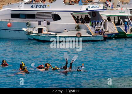 Hurghada / Ägypten - 21. Mai 2019: Gruppe von Touristen Schnorcheln und Tauchen in der Nähe von Giftun Insel im Roten Meer, Hurghada, Ägypten Stockfoto