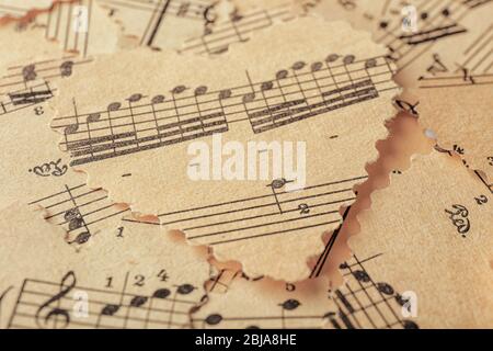 Papierherzen mit Noten, Musikkonzept Stockfoto