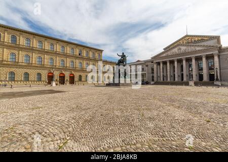 Blick auf den Max-Josephs-Platz mit Residenz München, Bayerische Staatsoper & Statue von König Maximilian I. Joseph. Stockfoto