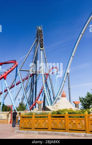 Port Aventura World, Salou, Spanien. Juli 2019. Shambahla, die zweithöchste Achterbahn Europas. Vertikale Aufnahme des Zuges mit Fahrern Stockfoto