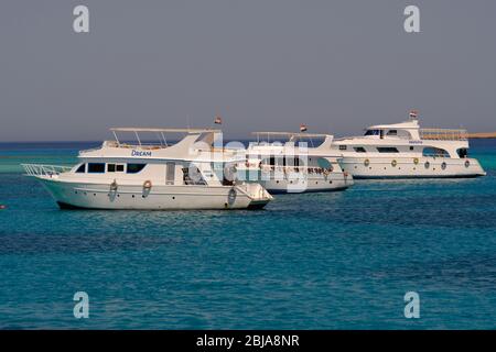 Hurghada / Ägypten - 21. Mai 2019: Boote, die Touristen zum Schnorcheln und Tauchen in der Nähe der Insel Giftun im Roten Meer, Hurghada, Ägypten Stockfoto