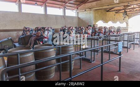 Juli 2019. Furiose Baco Fahrer in den Sitzen auf der Plattform starten, Port Aventura World (Park), Salou, Spanien. Hydraulisch gelaunchte Achterbahn Stockfoto