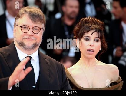 VENEDIG, ITALIEN - AUGUST 31: Sally Hawkins und Guillermo Del Toro gehen auf dem roten Teppich der "Form des Wassers" Stockfoto