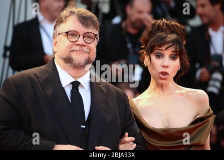 VENEDIG, ITALIEN - AUGUST 31: Sally Hawkins und Guillermo Del Toro gehen auf dem roten Teppich der "Form des Wassers" Stockfoto