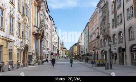 Blick entlang der Sendlinger Straße. Normalerweise überfüllte Fußgängerzone mit nur wenigen Fußgängern. Die Geschäfte sind wegen der Sperrung des Coronavirus geschlossen. Stockfoto