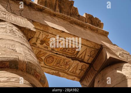 Massive Säulen der Großen Hypostyle Halle im Karnak Tempel Komplex (erbaut um 1250 v. Chr.) in Luxor, Ägypten Stockfoto