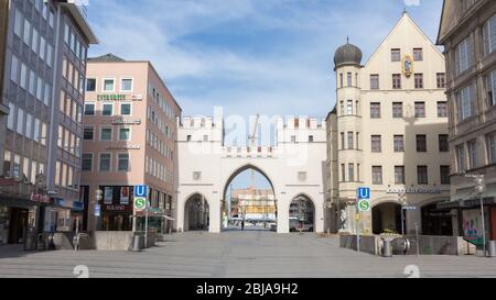 Blick auf den Karlstor - am beliebten Karlsplatz / Stachus Platz. Die U & S-Zeichen führen zu den öffentlichen Verkehrsmitteln Zug & U-Bahn-Station. Stockfoto