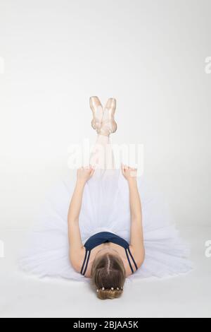 Junge Ballerina übt Ballettzüge im Studio aus Stockfoto