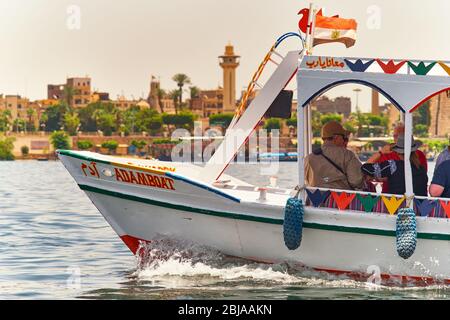 Luxor / Ägypten - Mai 23 2019: Touristisches Flussschiff auf dem Nil in Luxor, mit Luxor-Tempel im Hintergrund. Luxor ist ehemalige Hauptstadt der Antike Stockfoto