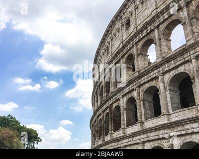 Foto eines Koloseums in Rom in Italien mit einem hellen Himmel Stockfoto