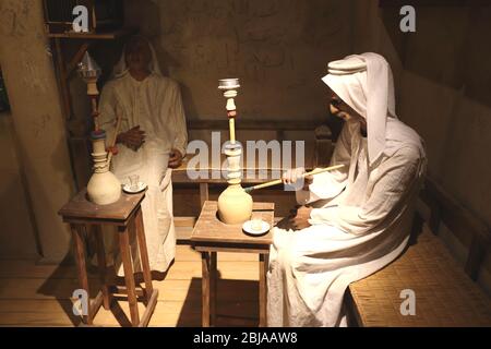 Diorama von zwei bahrainischen Männern, die Shisha in einem Café, in einem arabischen Souk, Bahrain National Museum, Manama, Königreich Bahrain rauchen Stockfoto