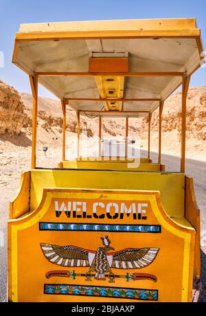 TUF-tuf (kleine elektrische Zugwagen), die Touristen zu den pharaonengräbern im Tal der Könige in Luxor, Ägypten Stockfoto