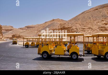 TUF-tuf (kleine elektrische Zugwagen), die Touristen zu den pharaonengräbern im Tal der Könige in Luxor, Ägypten Stockfoto