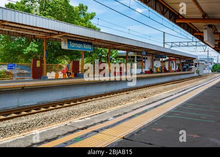 Leerer Bahnhof der Taman Kota-Pendlerlinie in West Jakarta. Regierung hat Leute beraten, von zu Hause aus zu arbeiten, um die Verbreitung von covid-19 zu verringern. Stockfoto