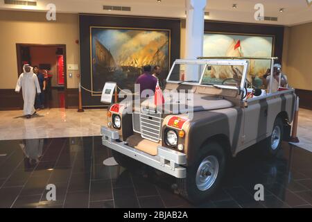 Eingangshalle zum Militärmuseum mit einem Mark 1 Land Rover im Vordergrund, East Riffaa, Königreich Bahrain Stockfoto