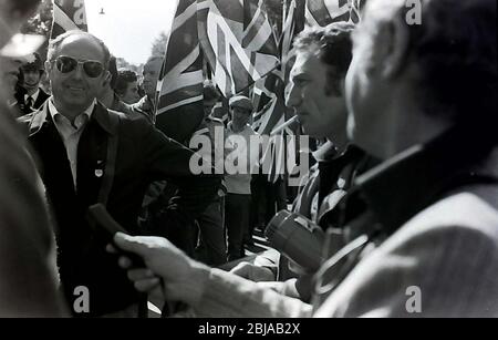 Männer halten Union Jack Fahnen an einem rechtsextremen National Front Marsch, London, England, Großbritannien, im September 1978. Stockfoto