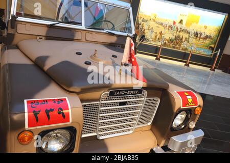 Eingangshalle zum Militärmuseum mit einem Mark 1 Land Rover im Vordergrund, East Riffaa, Königreich Bahrain Stockfoto