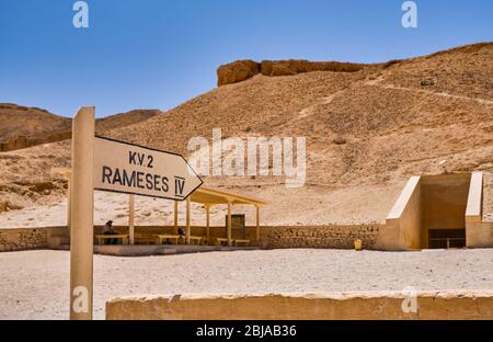 Tal der Könige, Luxor / Ägypten - 23. Mai 2019: Eingang zum Grab des pharao Ramesses IV im Tal der Könige Stockfoto