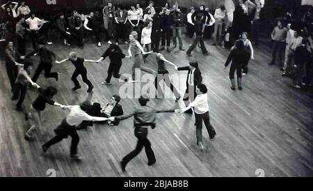 Männer tanzen im Kreis und halten sich an einer Spendenaktion im Camden Centre, London, England, Großbritannien, um Geld für die Gay Pride Week 1979 zu sammeln. London Gay Pride in diesem Jahr hatte das Thema: "Tonewall 69 Gay Pride 79". Stockfoto