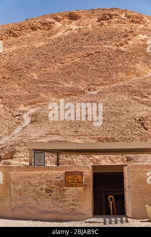 Tal der Könige, Luxor / Ägypten - Mai 23 2019: Eingang zum Grab des pharao Tutanchamun im Tal der Könige in Luxor, Ägypten Stockfoto