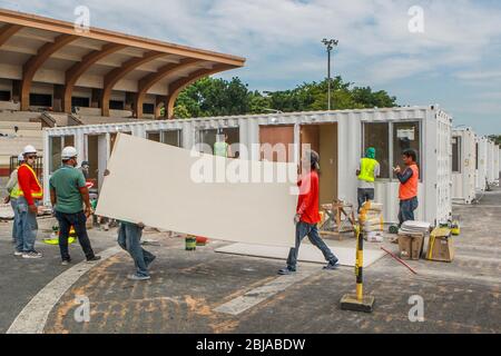 Manila, Philippinen. April 2020. Mitarbeiter des Ministeriums für Öffentliche Arbeiten und Autobahnen (DPWH) der Philippinen bereiten am 29. April 2020 Container vor, die in provisorische medizinische Einrichtungen in Manila, Philippinen, umgewandelt werden. Quelle: Rouelle Umali/Xinhua/Alamy Live News Stockfoto