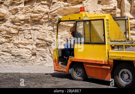 Luxor / Ägypten - 23. Mai 2019: TUF-tuf (kleine elektrische Zugwagen), die Fähren Touristen zu den pharaonengräbern im Tal der Könige in Luxor, E Stockfoto