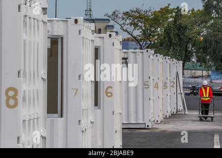 Manila. April 2020. Das Foto vom 29. April 2020 zeigt die Container, die in Manila auf den Philippinen in provisorische medizinische Einrichtungen umgewandelt werden. Quelle: Rouelle Umali/Xinhua/Alamy Live News Stockfoto