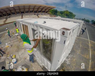 Manila, Philippinen. April 2020. Mitarbeiter des Ministeriums für Öffentliche Arbeiten und Autobahnen (DPWH) der Philippinen bereiten am 29. April 2020 Container vor, die in provisorische medizinische Einrichtungen in Manila, Philippinen, umgewandelt werden. Quelle: Rouelle Umali/Xinhua/Alamy Live News Stockfoto