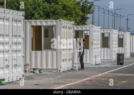 Manila, Philippinen. April 2020. Ein Mitarbeiter des Ministeriums für Öffentliche Arbeiten und Autobahnen (DPWH) der Philippinen bereitet Container vor, die am 29. April 2020 in Manila, Philippinen, in provisorische medizinische Einrichtungen umgewandelt werden. Quelle: Rouelle Umali/Xinhua/Alamy Live News Stockfoto