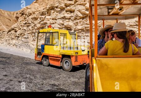 Luxor / Ägypten - 23. Mai 2019: TUF-tuf (kleine elektrische Zugwagen), die Fähren Touristen zu den pharaonengräbern im Tal der Könige in Luxor, E Stockfoto