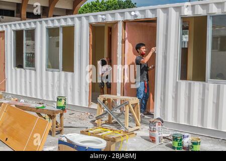 Manila, Philippinen. April 2020. Arbeiter des Ministeriums für Öffentliche Arbeiten und Autobahnen (DPWH) der Philippinen bereiten am 29. April 2020 Container vor, die in provisorische medizinische Einrichtungen in Manila, Philippinen, umgewandelt werden. Quelle: Rouelle Umali/Xinhua/Alamy Live News Stockfoto