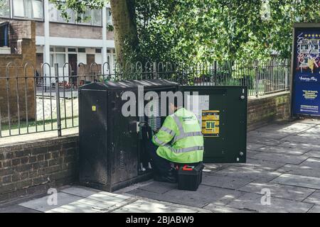 London/UK-30/7/18: Openreach Ingenieur Wartung Telekommunikation Stand auf einer Straße. OpenREACH ist ein Geschäftsbereich der BT Group, der eine Verbindung t unterhält Stockfoto