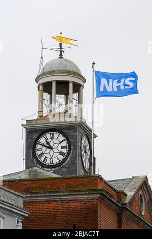 Bridport, Dorset, Großbritannien. April 2020. Wetter in Großbritannien. Eine NHS-Flagge, die an einem nassen bewölkten Morgen auf der Rathauspfahne in Bridport in Dorset fliegt. Bild: Graham Hunt/Alamy Live News Stockfoto