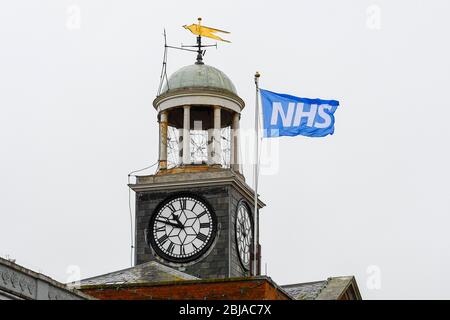 Bridport, Dorset, Großbritannien. April 2020. Wetter in Großbritannien. Eine NHS-Flagge, die an einem nassen bewölkten Morgen auf der Rathauspfahne in Bridport in Dorset fliegt. Bild: Graham Hunt/Alamy Live News Stockfoto