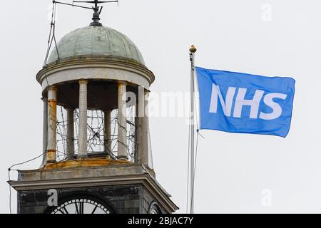 Bridport, Dorset, Großbritannien. April 2020. Wetter in Großbritannien. Eine NHS-Flagge, die an einem nassen bewölkten Morgen auf der Rathauspfahne in Bridport in Dorset fliegt. Bild: Graham Hunt/Alamy Live News Stockfoto