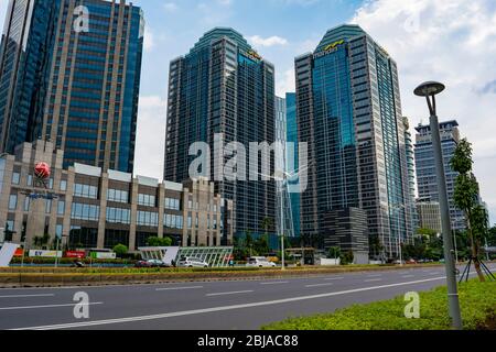 Gebäude in Sudirman Street, Central Business District in Jakarta. Die Straße ist wegen der Corona-Virus-Pandemie sehr leer. Stockfoto