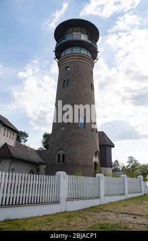 Bad Saarow, Deutschland. April 2020. Der ehemalige Wasserturm erhebt sich in den Himmel. Er wurde 1906 als Wasserturm erbaut und vor vielen Jahren stillgelegt. Heute können Touristen im Turm übernachten. Quelle: Paul Zinken/dpa-zb-Zentralbild/ZB/dpa/Alamy Live News Stockfoto