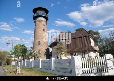 Bad Saarow, Deutschland. April 2020. Der ehemalige Wasserturm erhebt sich in den Himmel. Er wurde 1906 als Wasserturm erbaut und vor vielen Jahren stillgelegt. Heute können Touristen im Turm übernachten. Quelle: Paul Zinken/dpa-zb-Zentralbild/ZB/dpa/Alamy Live News Stockfoto